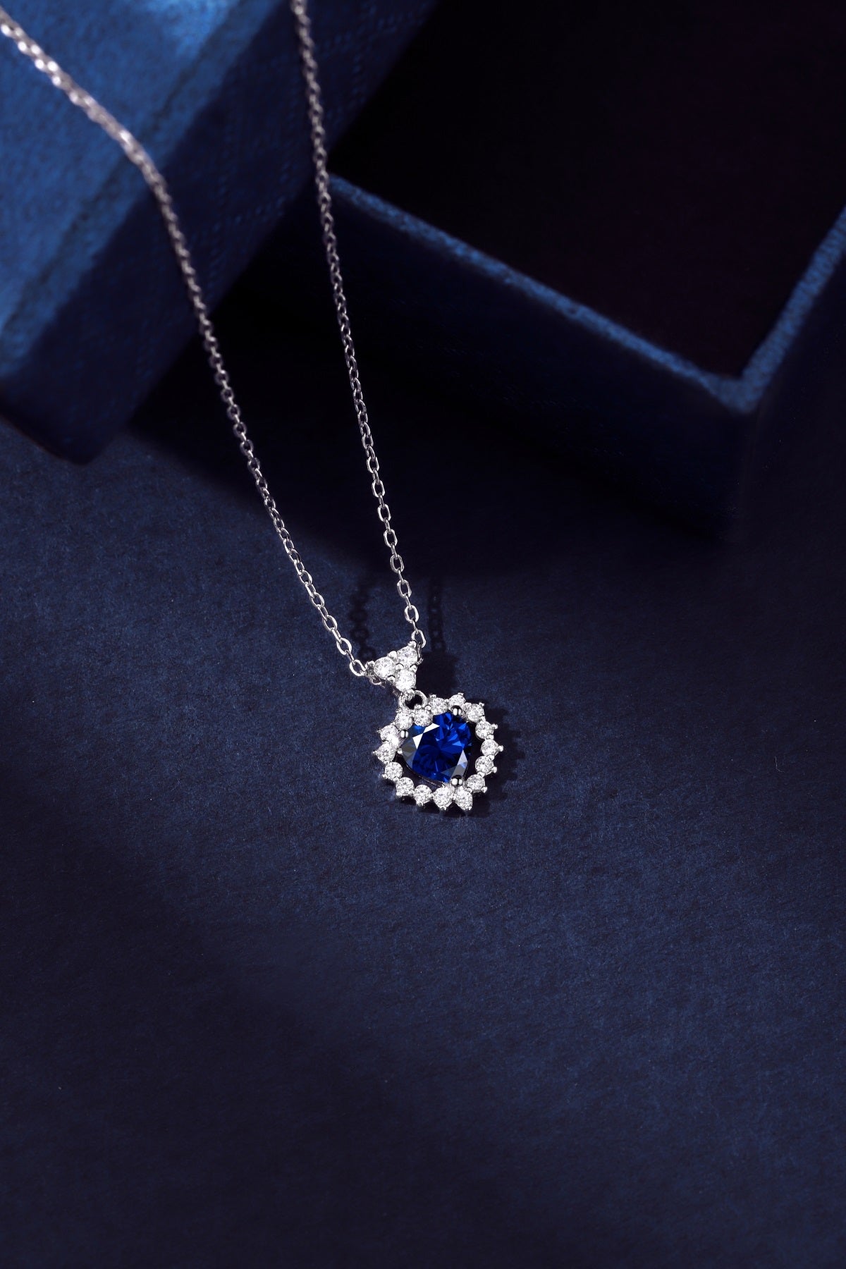 Collar de diamantes azules