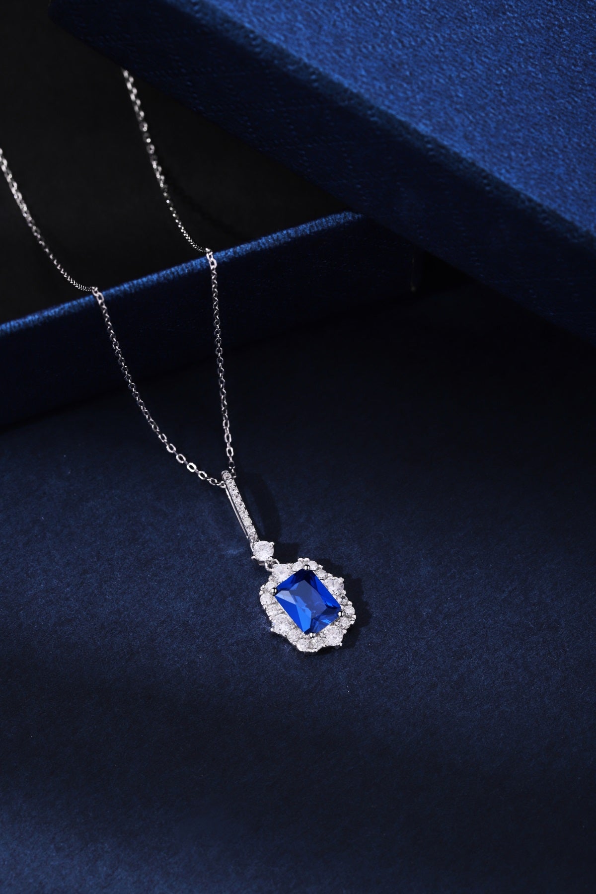 Collar de diamantes azules