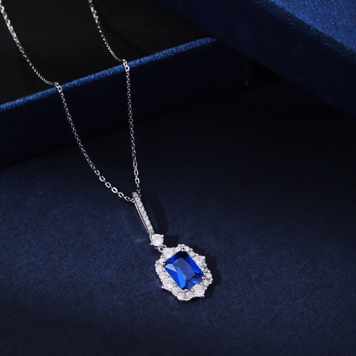 Collar de diamantes azules