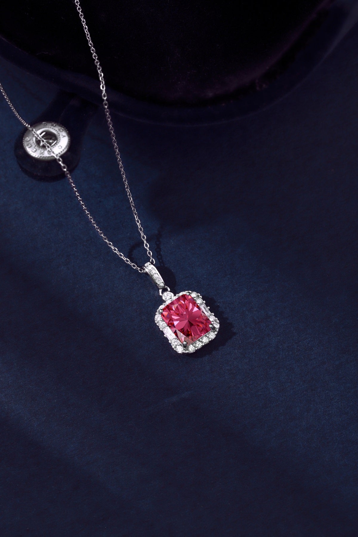 Collar de diamantes rojos