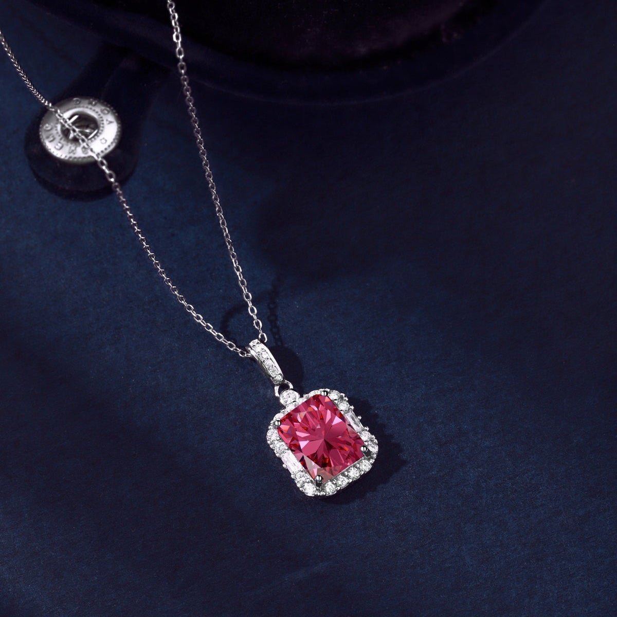 Collar de diamantes rojos