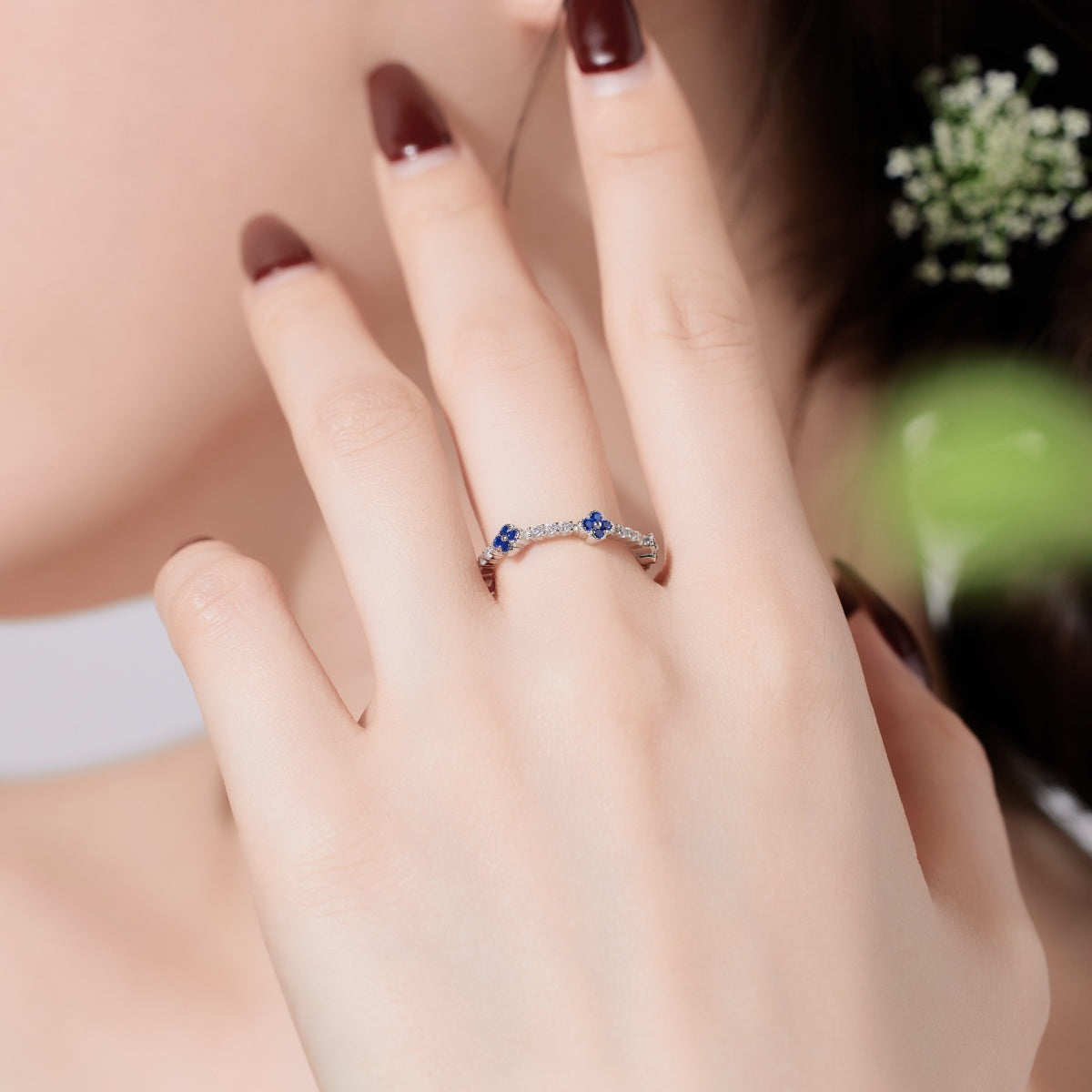 Anillo de diamantes con trébol azul