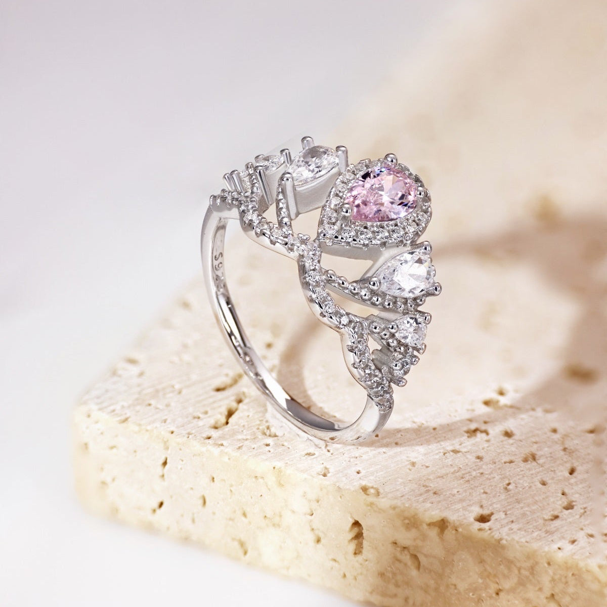 Anillo de diamantes con forma de pera rosa y corona