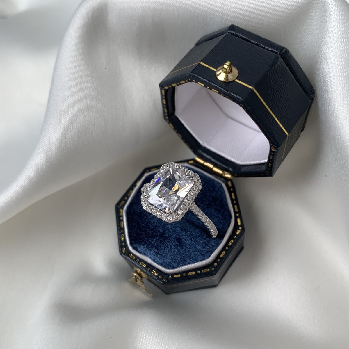 Anillo de diamantes rectangulares blancos