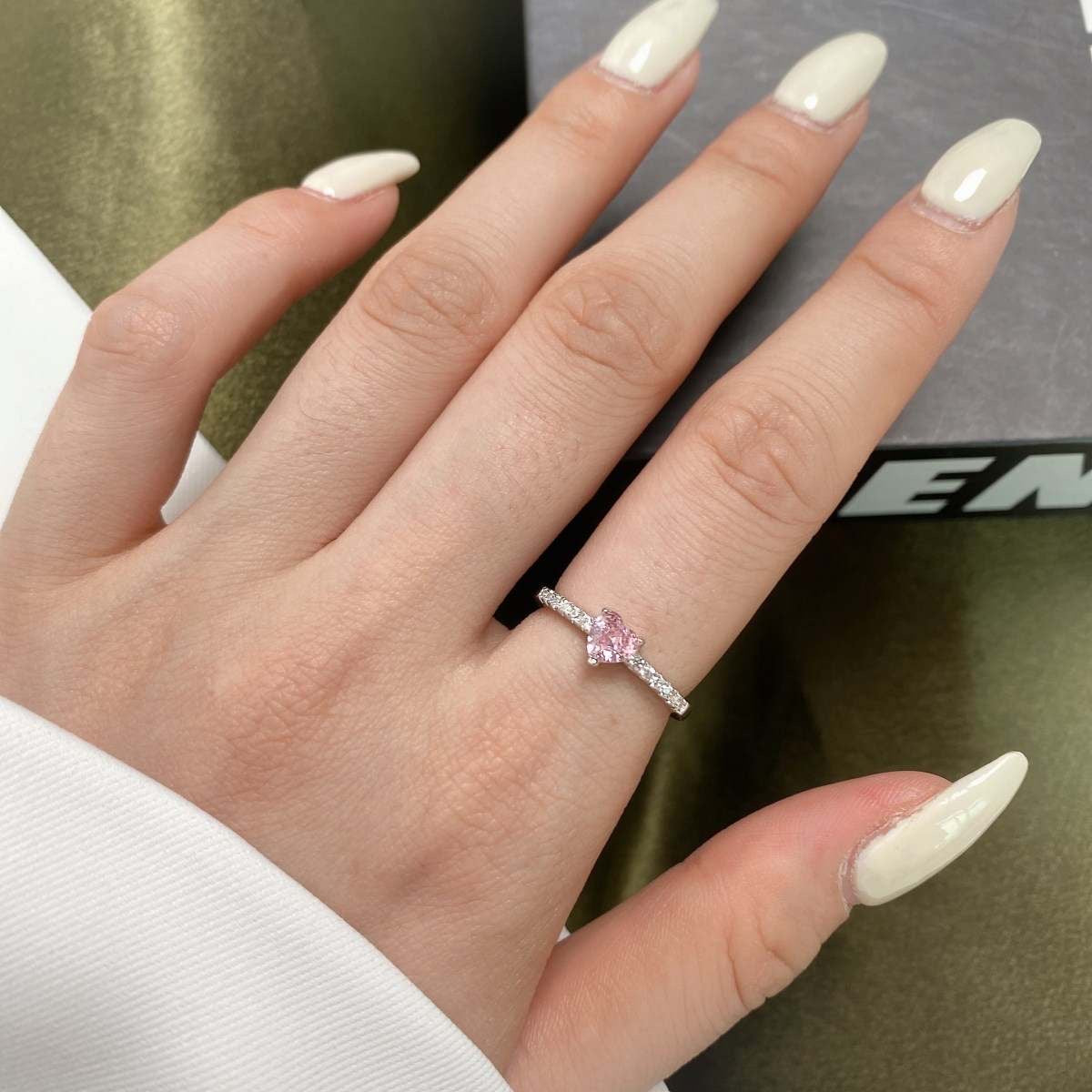 Anillo de corazón con diamantes rosas