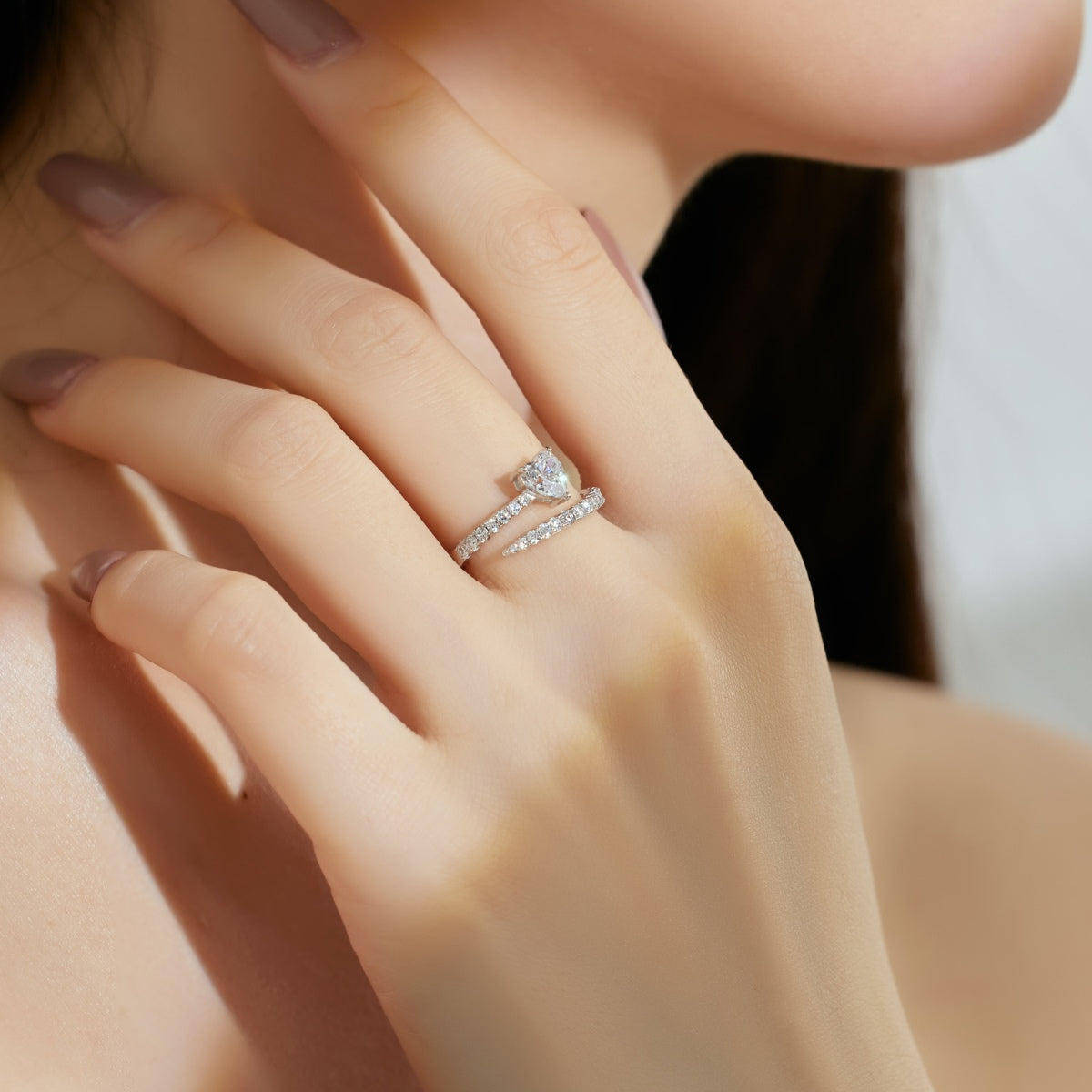 Anillo de diamantes con corazón blanco
