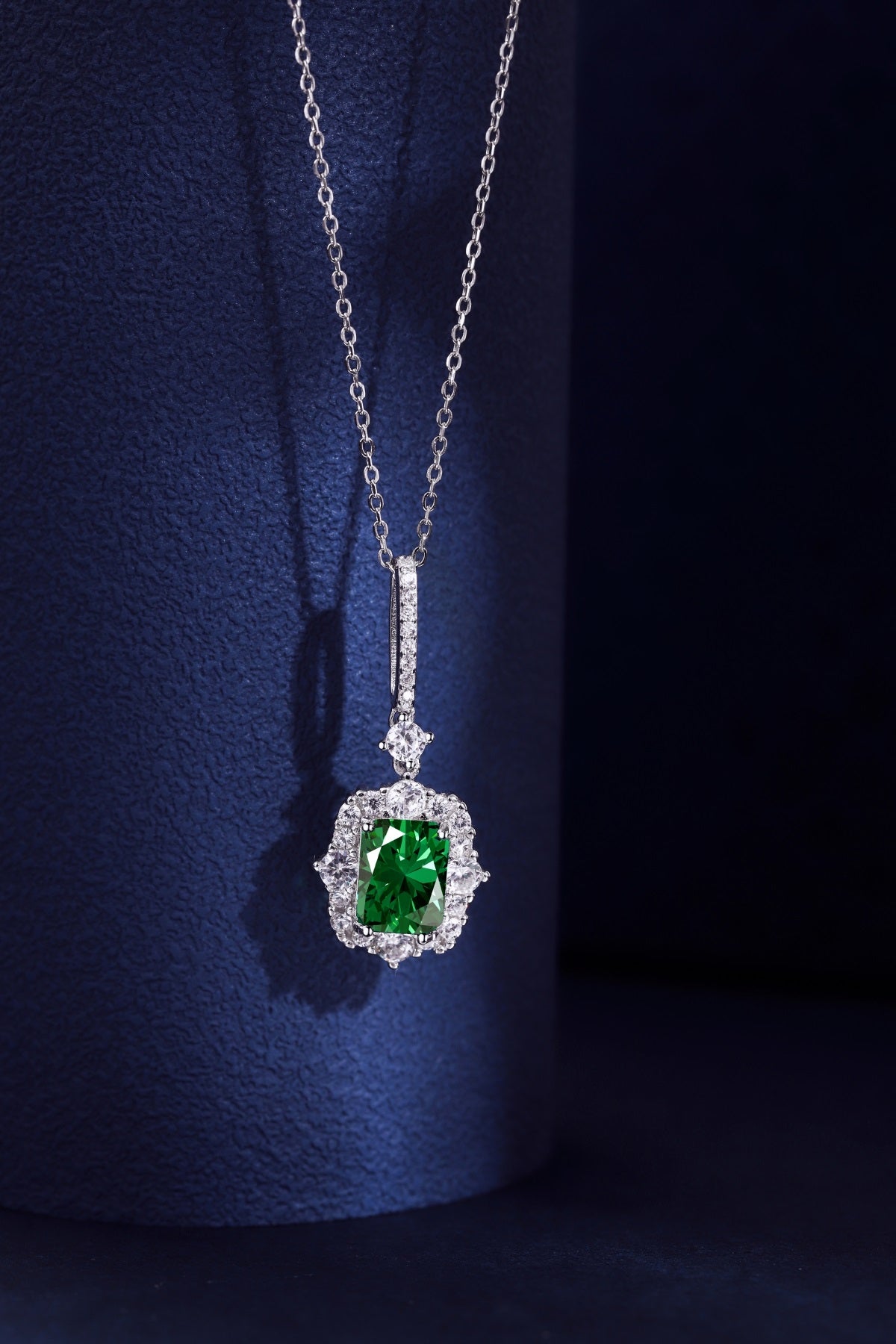 Collar de diamantes verdes