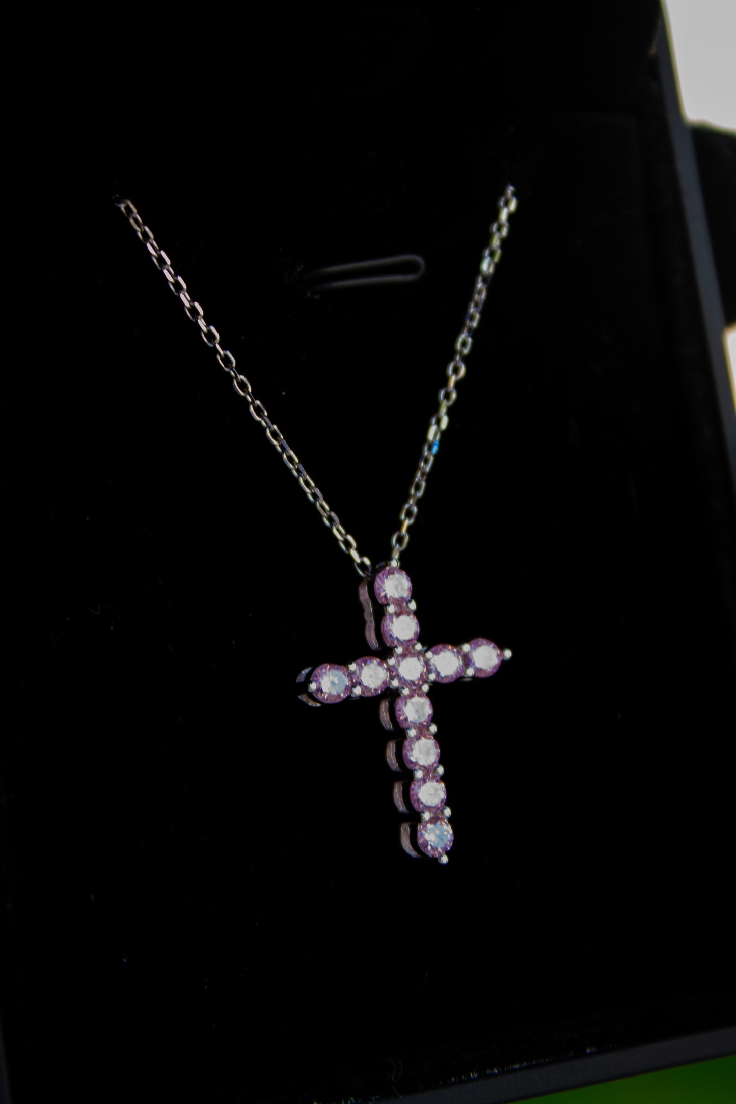 Collar de cruz rosa
