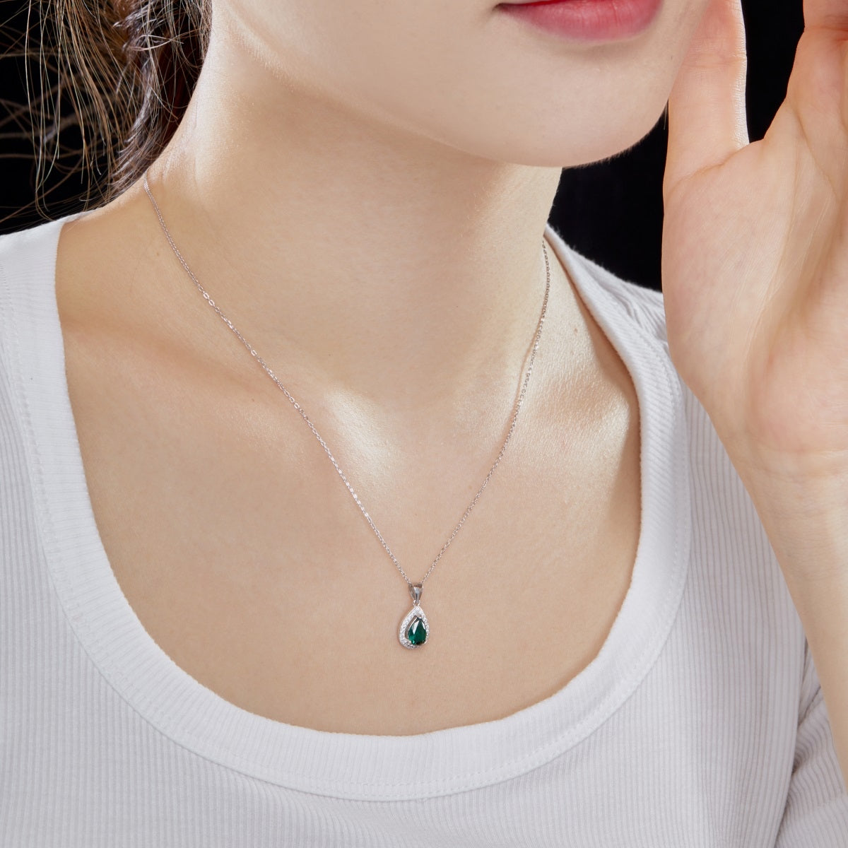 Collar de diamantes verdes