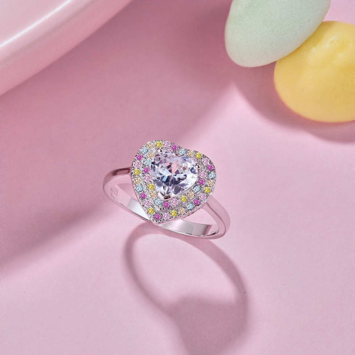 Anillo de diamantes con forma de corazón de colores