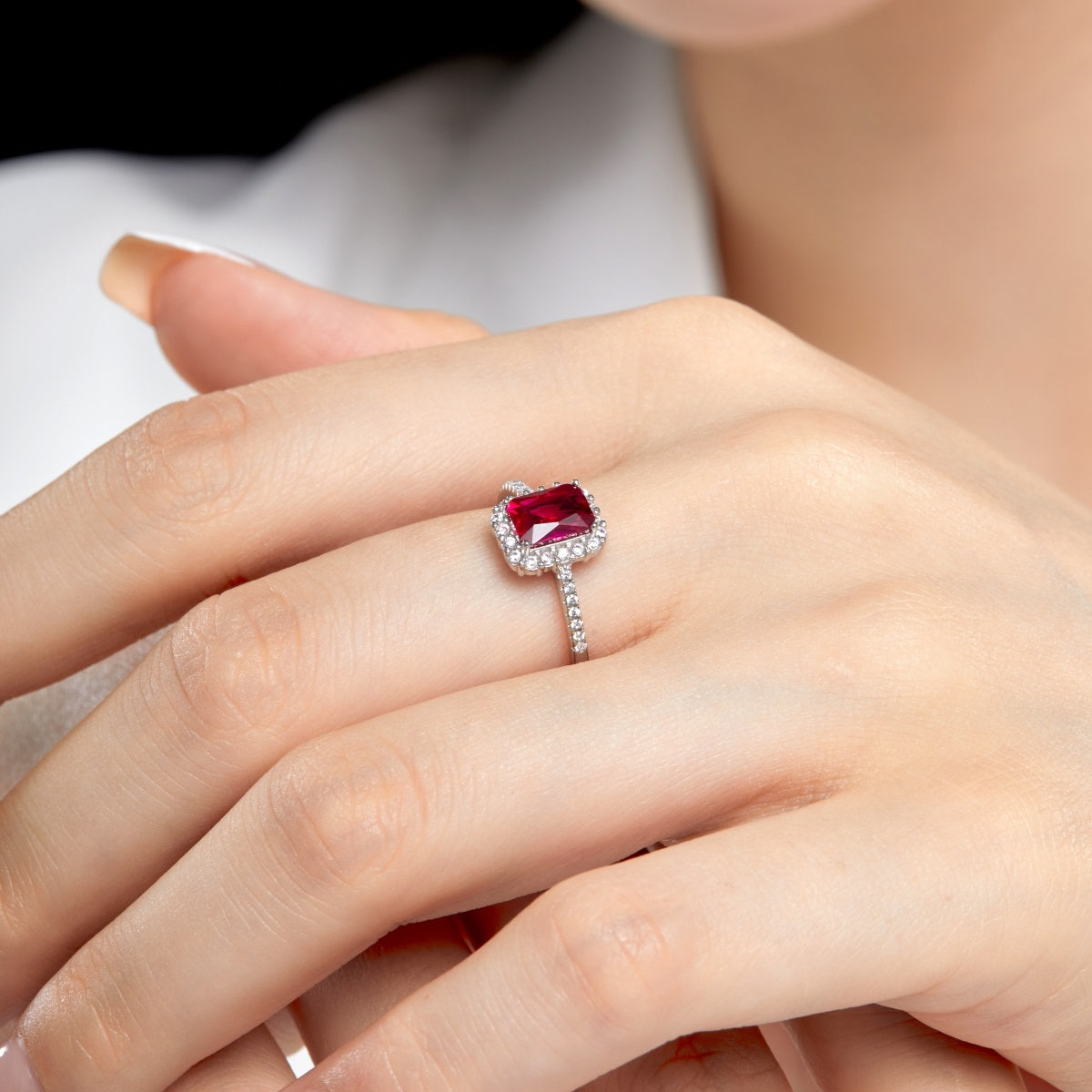 Anillo de diamante rojo