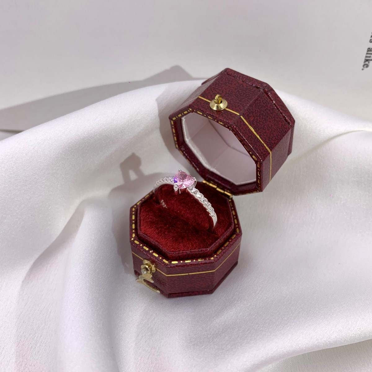 Anillo de corazón con diamantes rosas