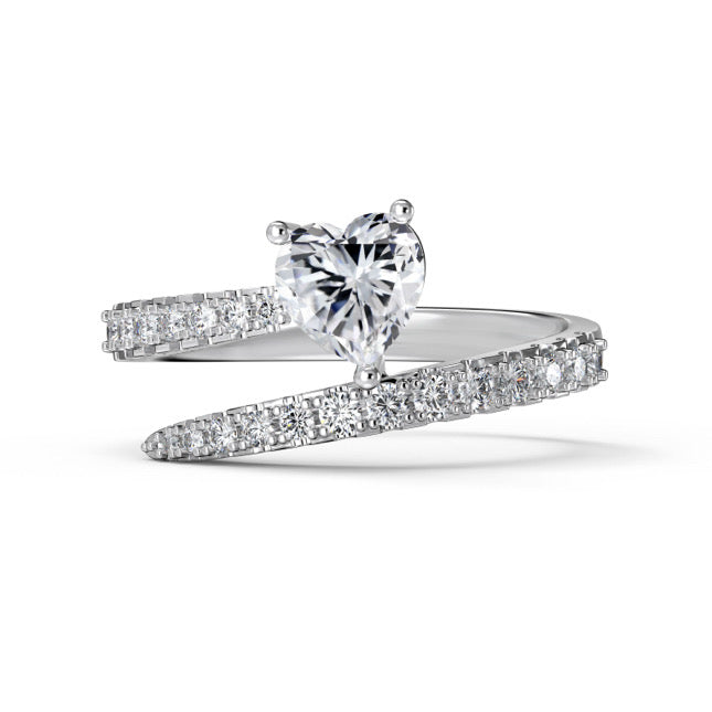 Anillo de diamantes con corazón blanco