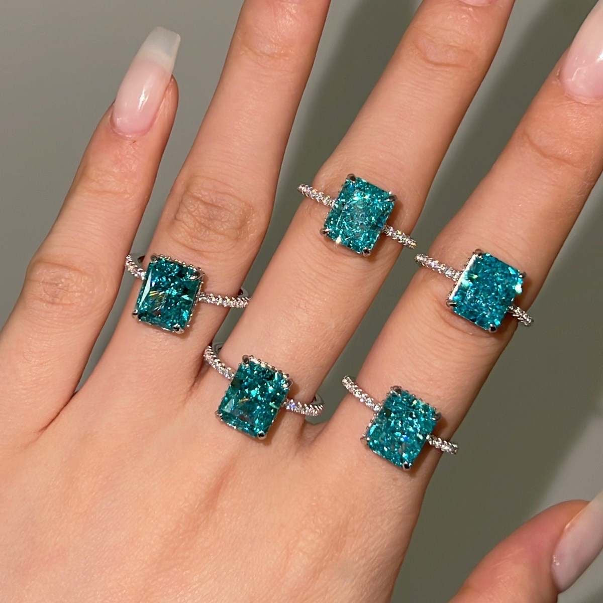 Anillo de diamantes radiantes de color turquesa