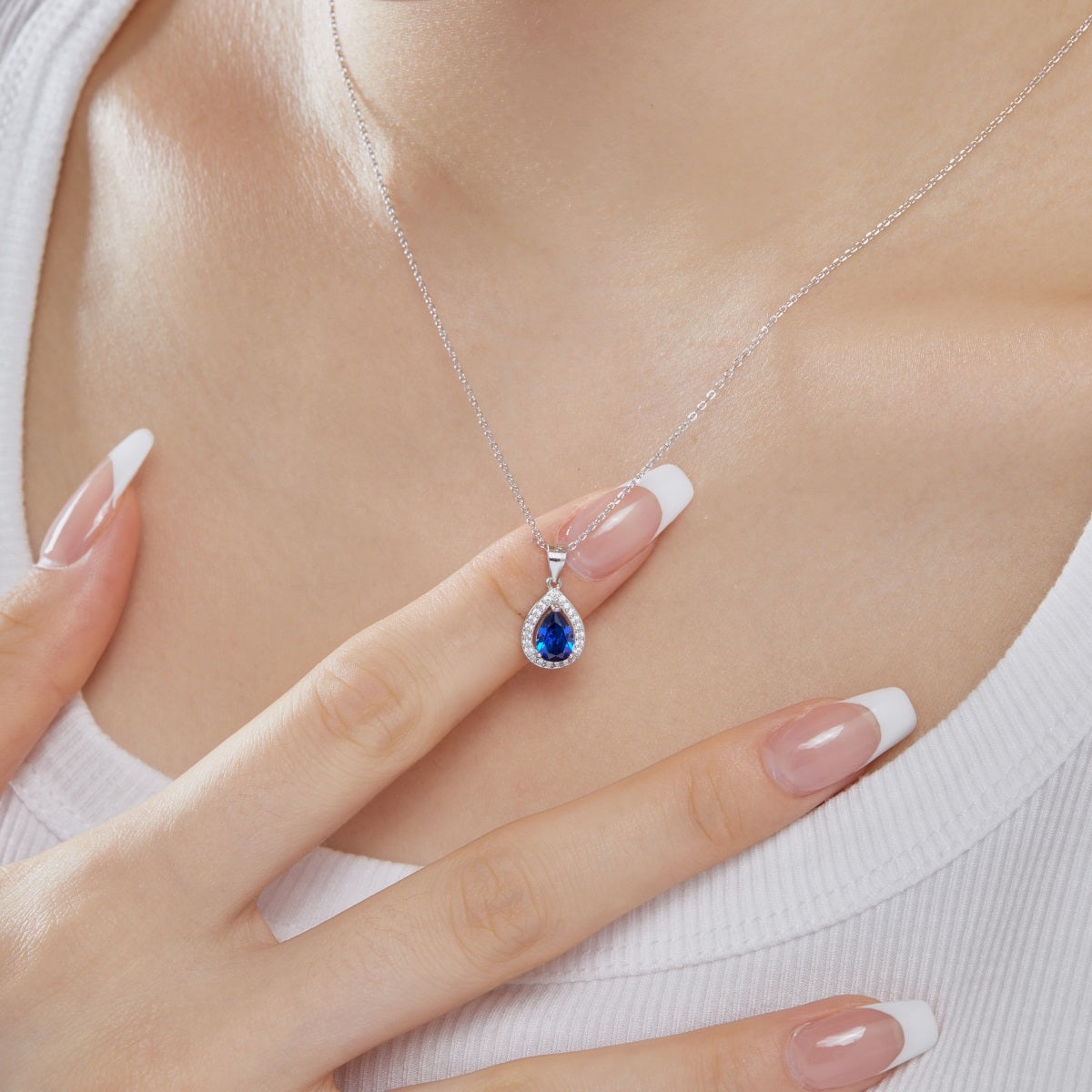 Collar de diamantes azules