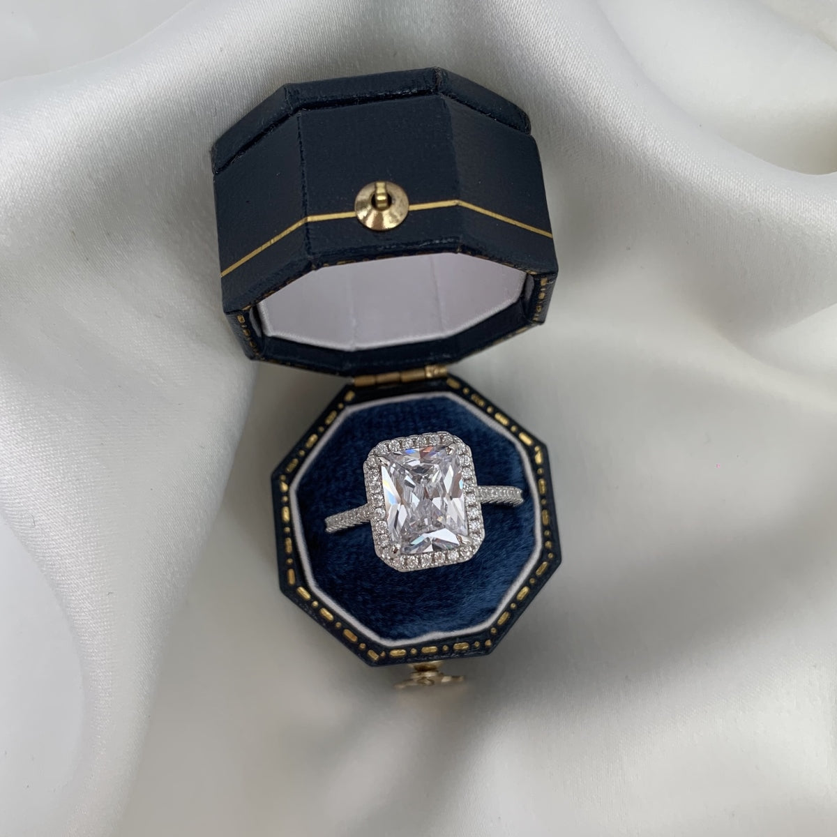 Anillo de diamantes rectangulares blancos