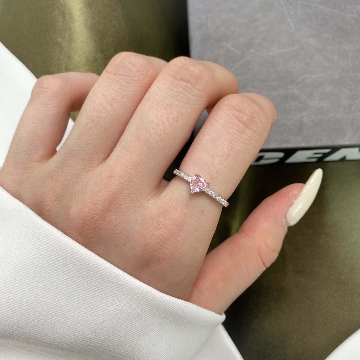 Anillo de corazón con diamantes rosas