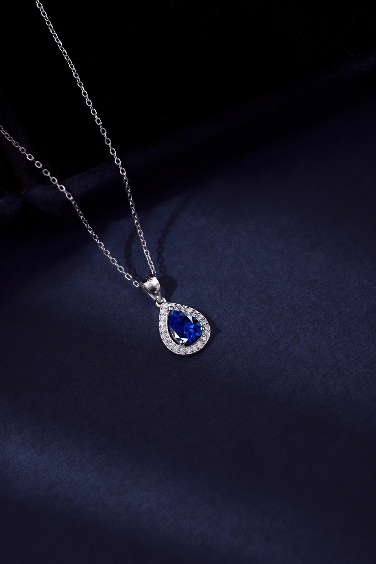 Collar de diamantes azules