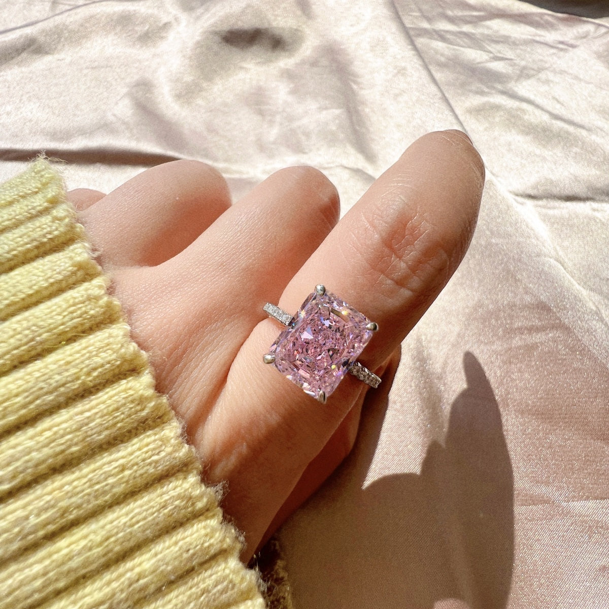 Anillo de diamantes radiantes de color rosa