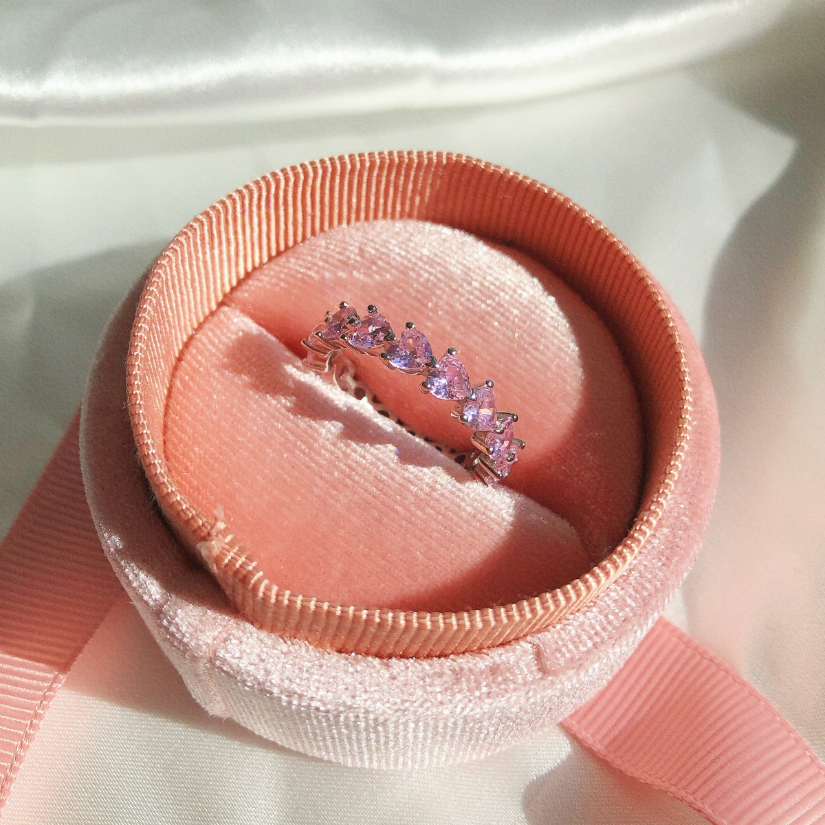 Anillo de diamantes con corazón rosa