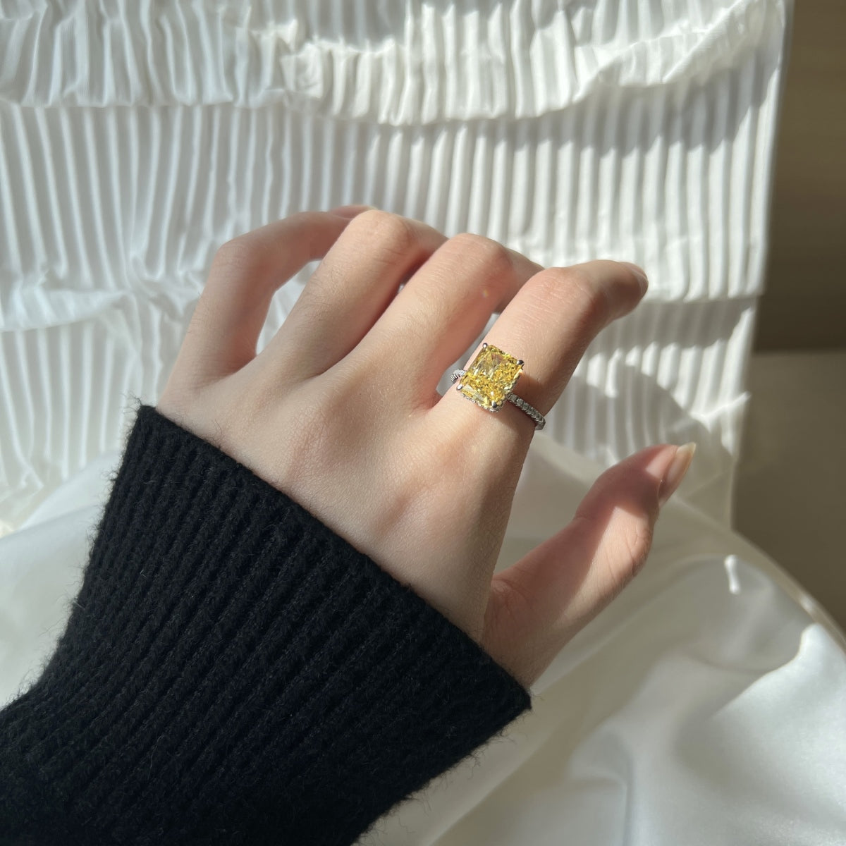 Anillo de diamantes radiantes amarillos