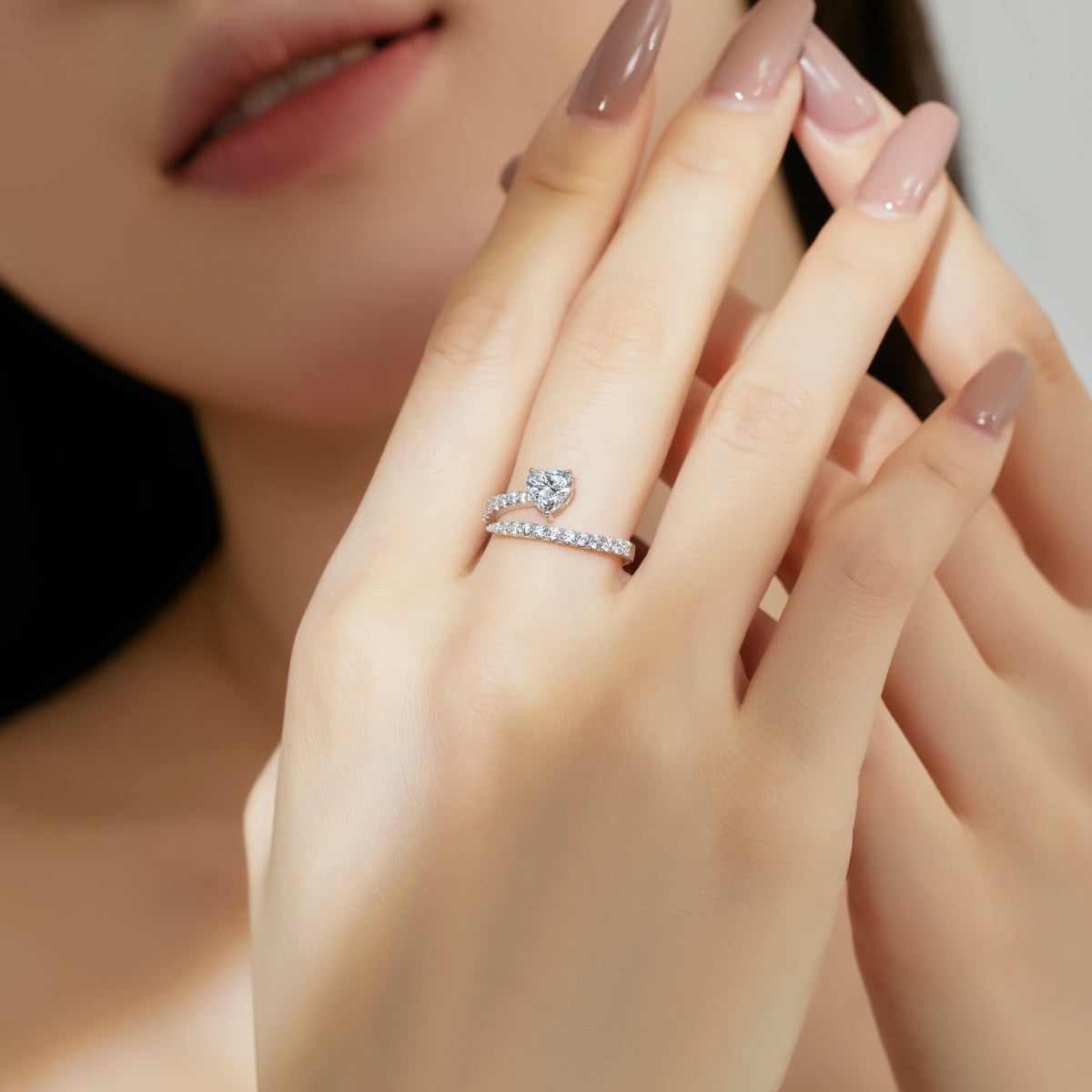 Anillo de diamantes con corazón blanco