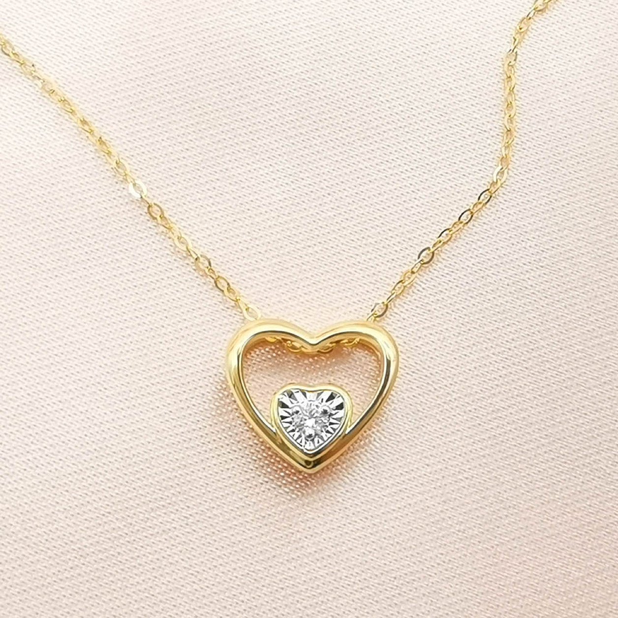 Collar de diamantes naturales en forma de corazón en oro de 18 quilates