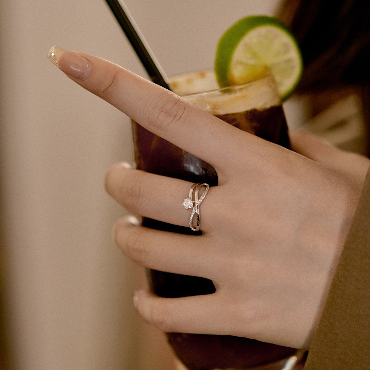 Anillo de diamantes blancos con infinito