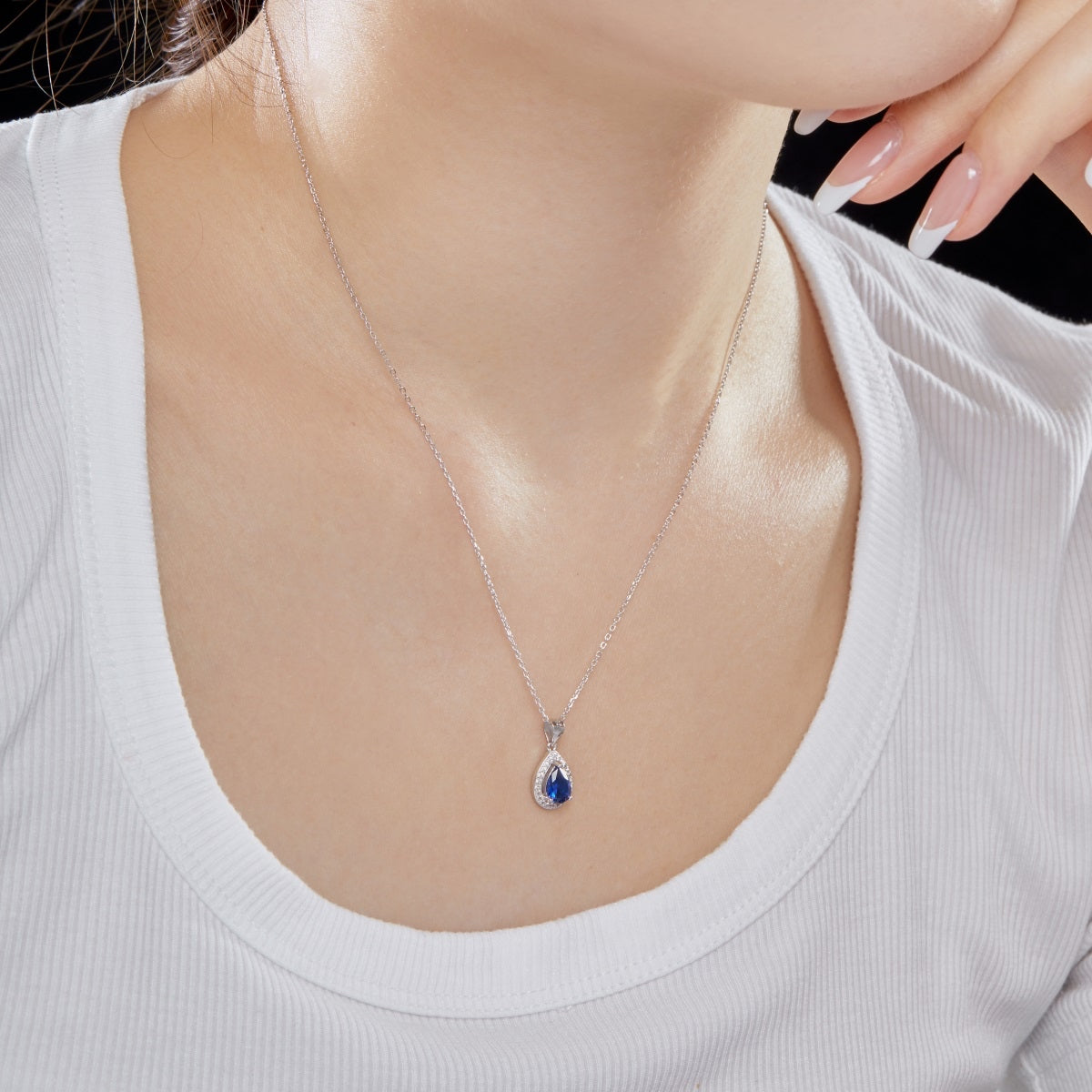 Collar de diamantes azules