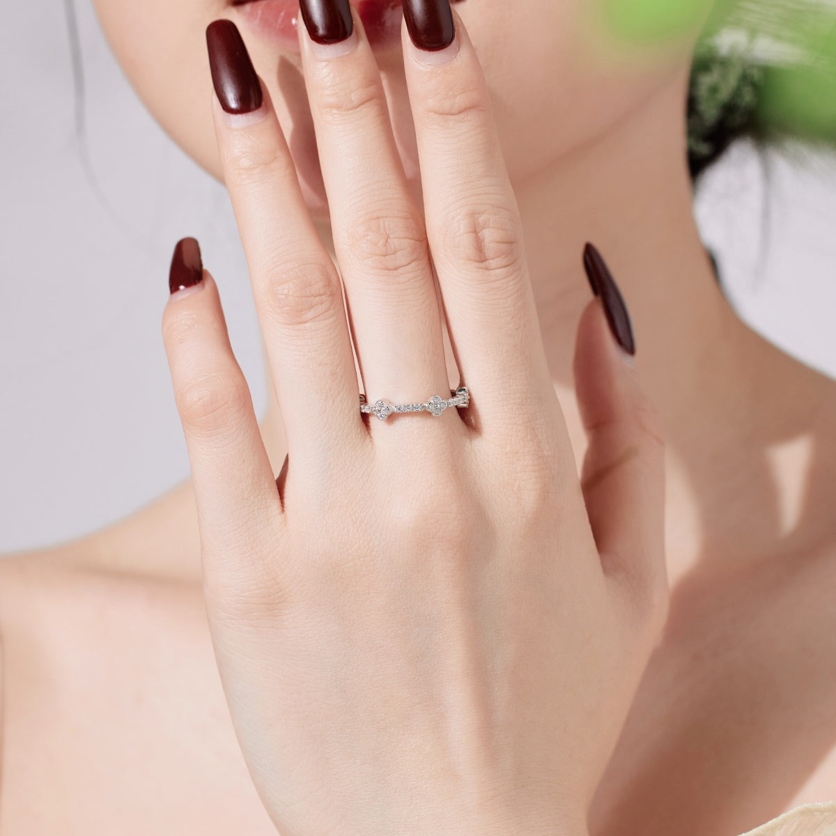 Anillo de diamantes con trébol blanco