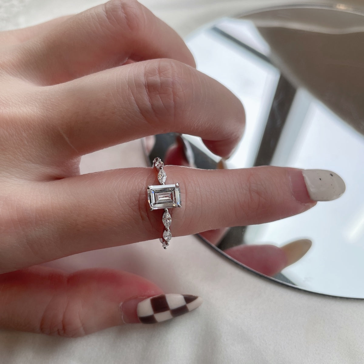 Anillo de diamantes de talla esmeralda blanca