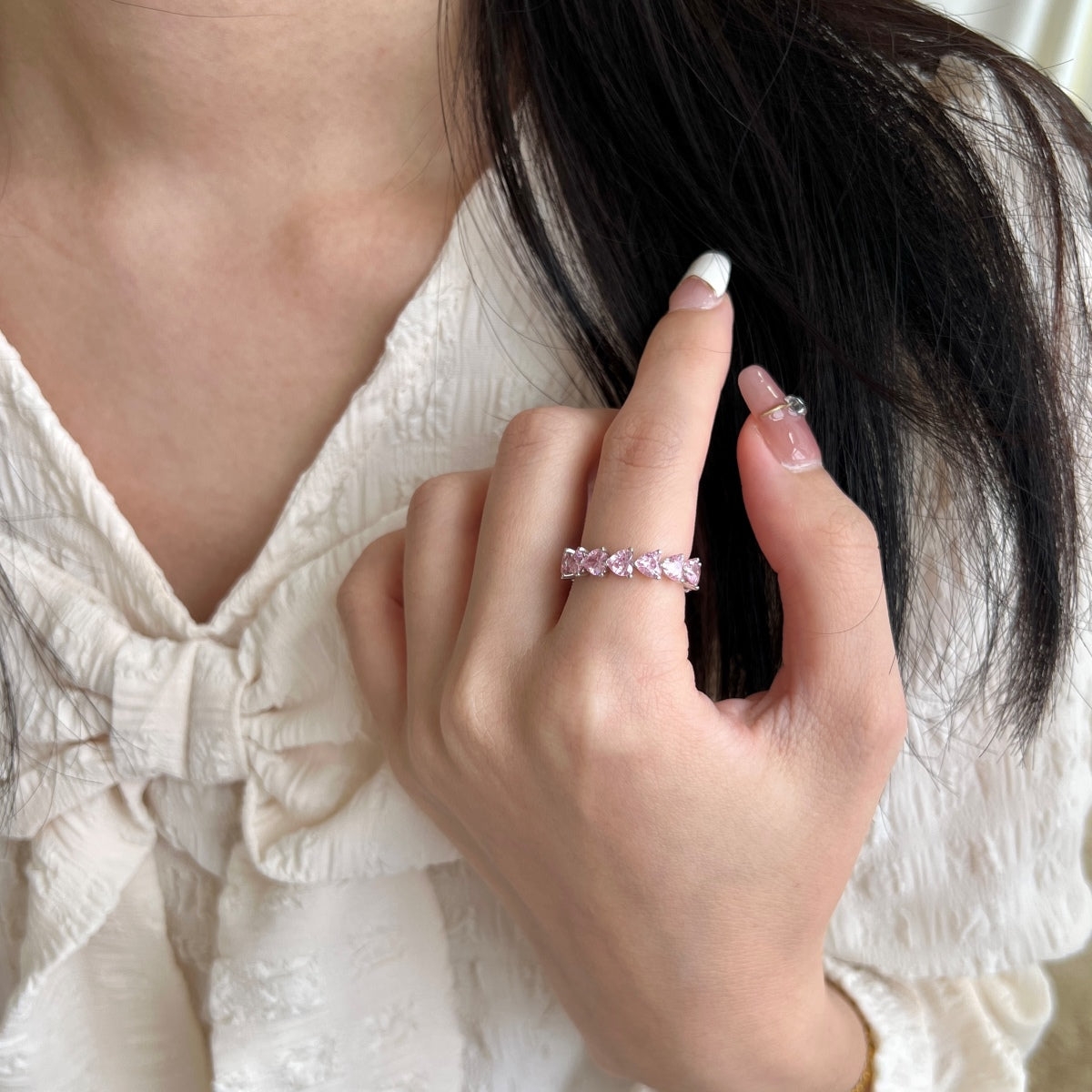 Anillo de diamantes con corazón rosa