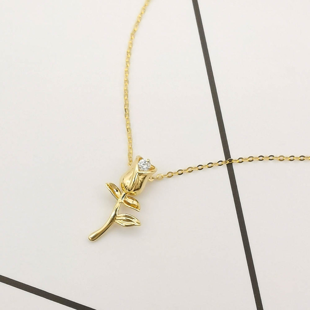 Collar de diamantes naturales con forma de flor en oro de 18 quilates