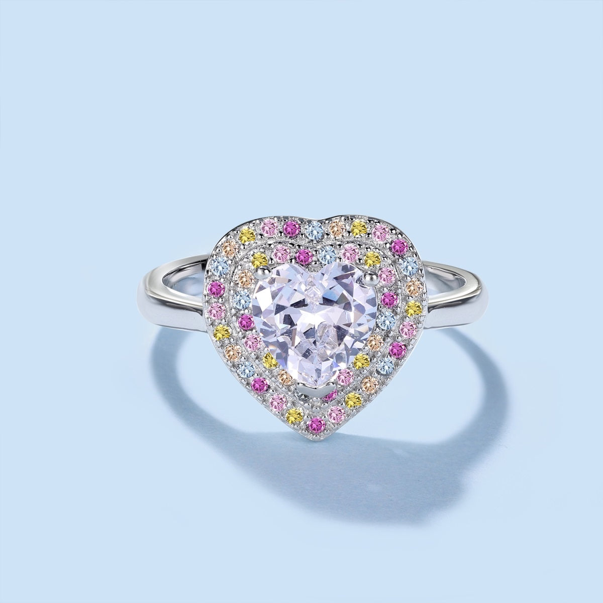 Anillo de diamantes con forma de corazón de colores