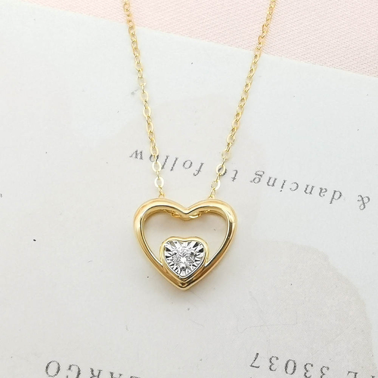 Collar de diamantes naturales en forma de corazón en oro de 18 quilates