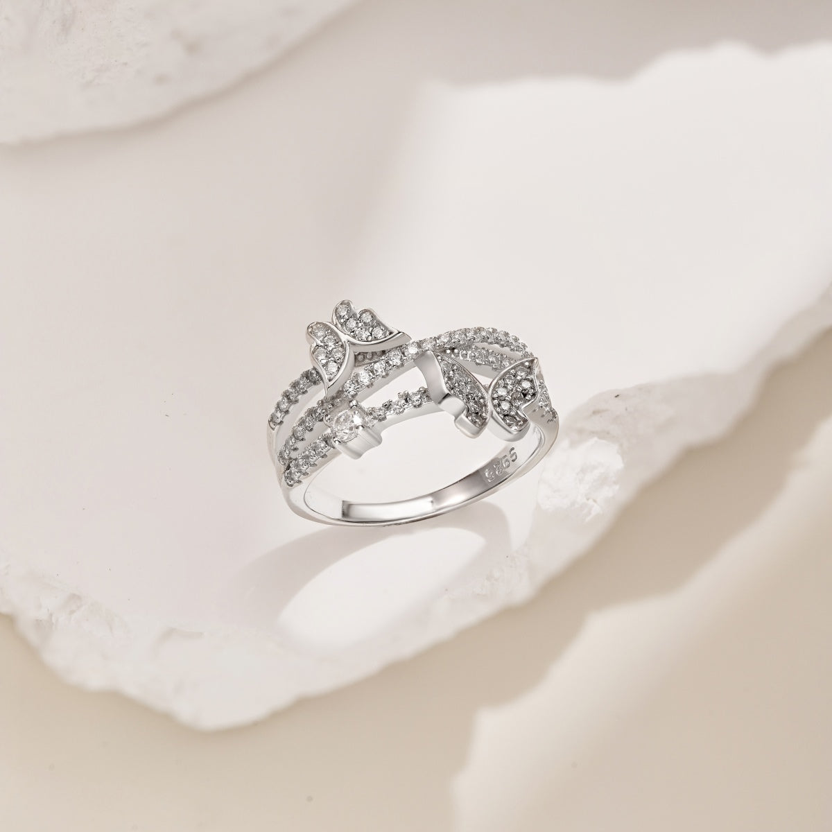 Anillo de diamantes con forma de mariposa