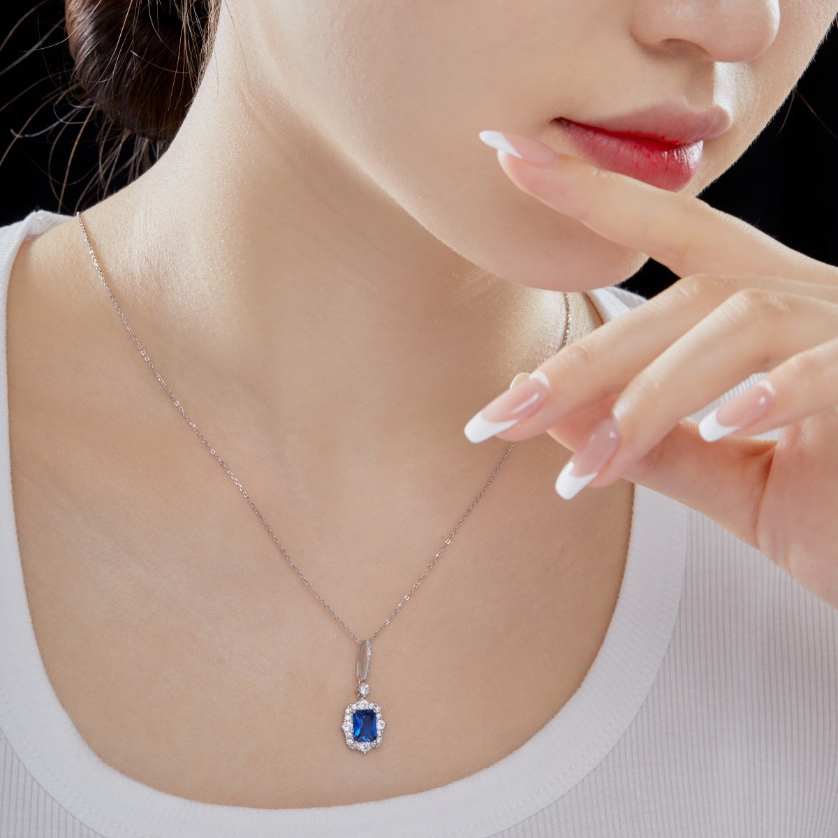 Collar de diamantes azules