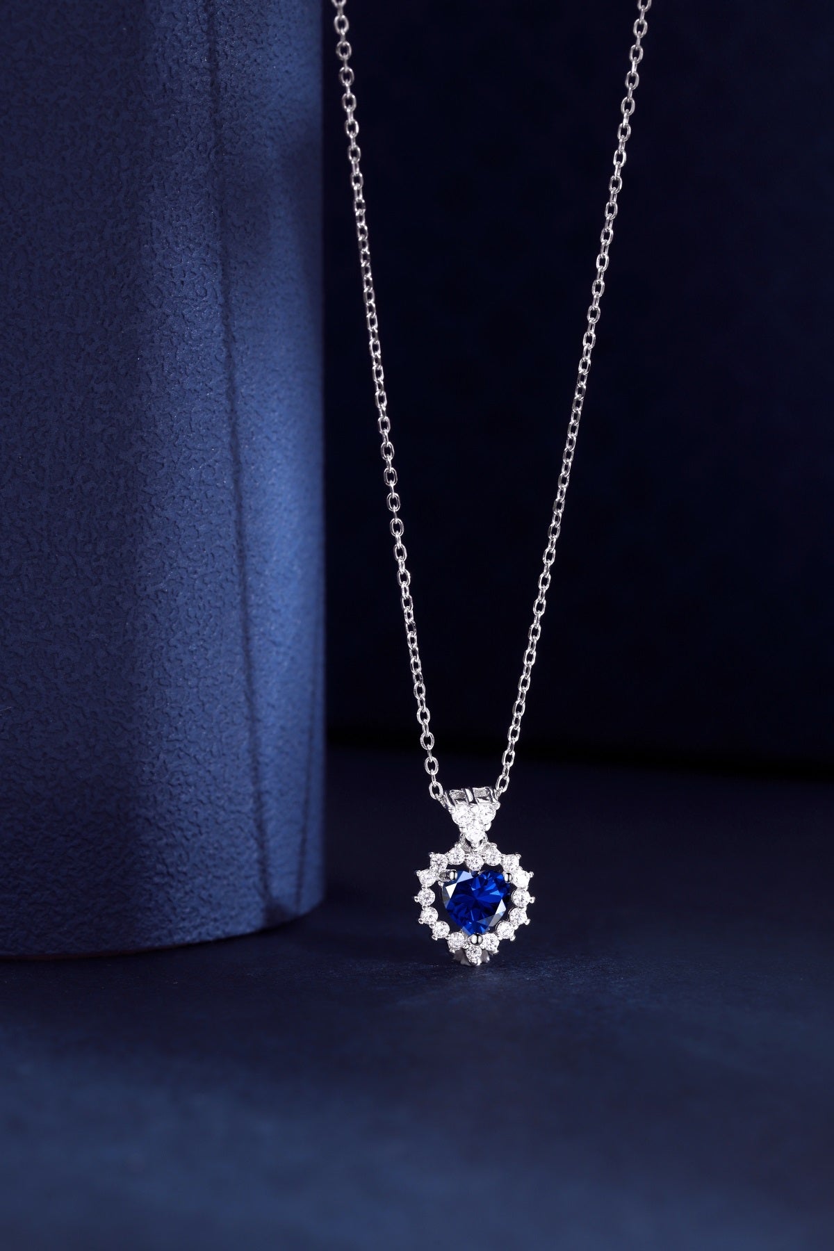 Collar de diamantes azules