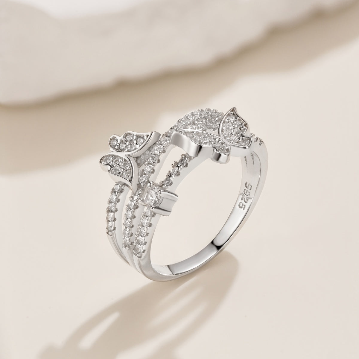 Anillo de diamantes con forma de mariposa