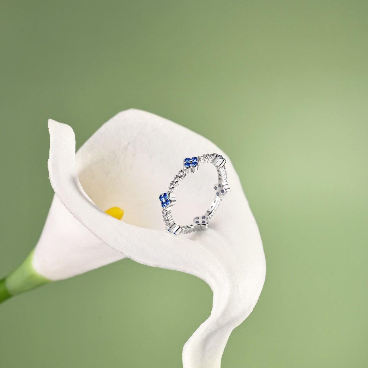 Anillo de diamantes con trébol azul