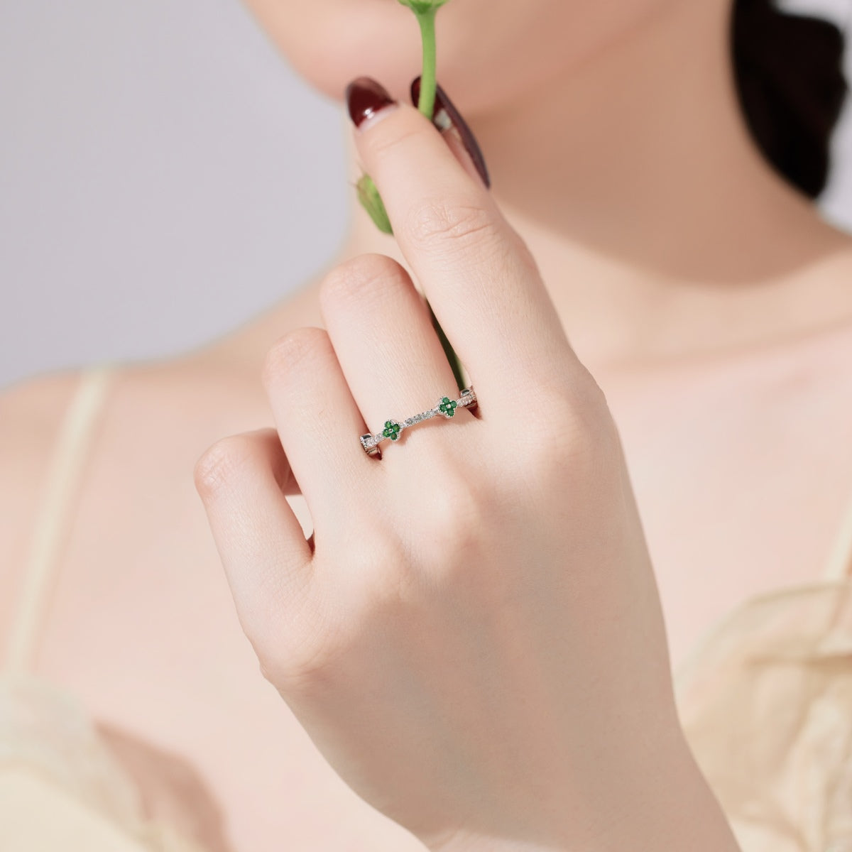 Anillo de diamantes con trébol verde