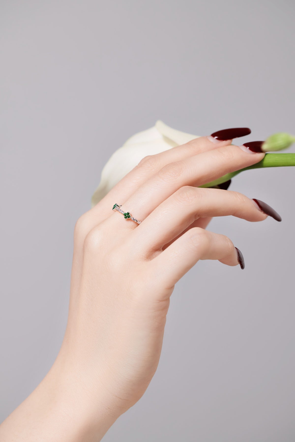Anillo de diamantes con trébol verde