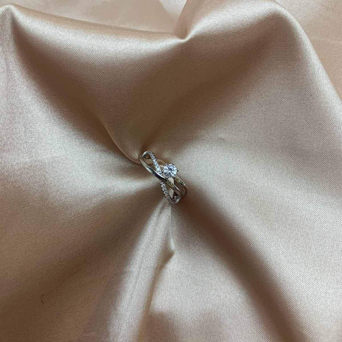 Anillo de diamantes blancos con infinito