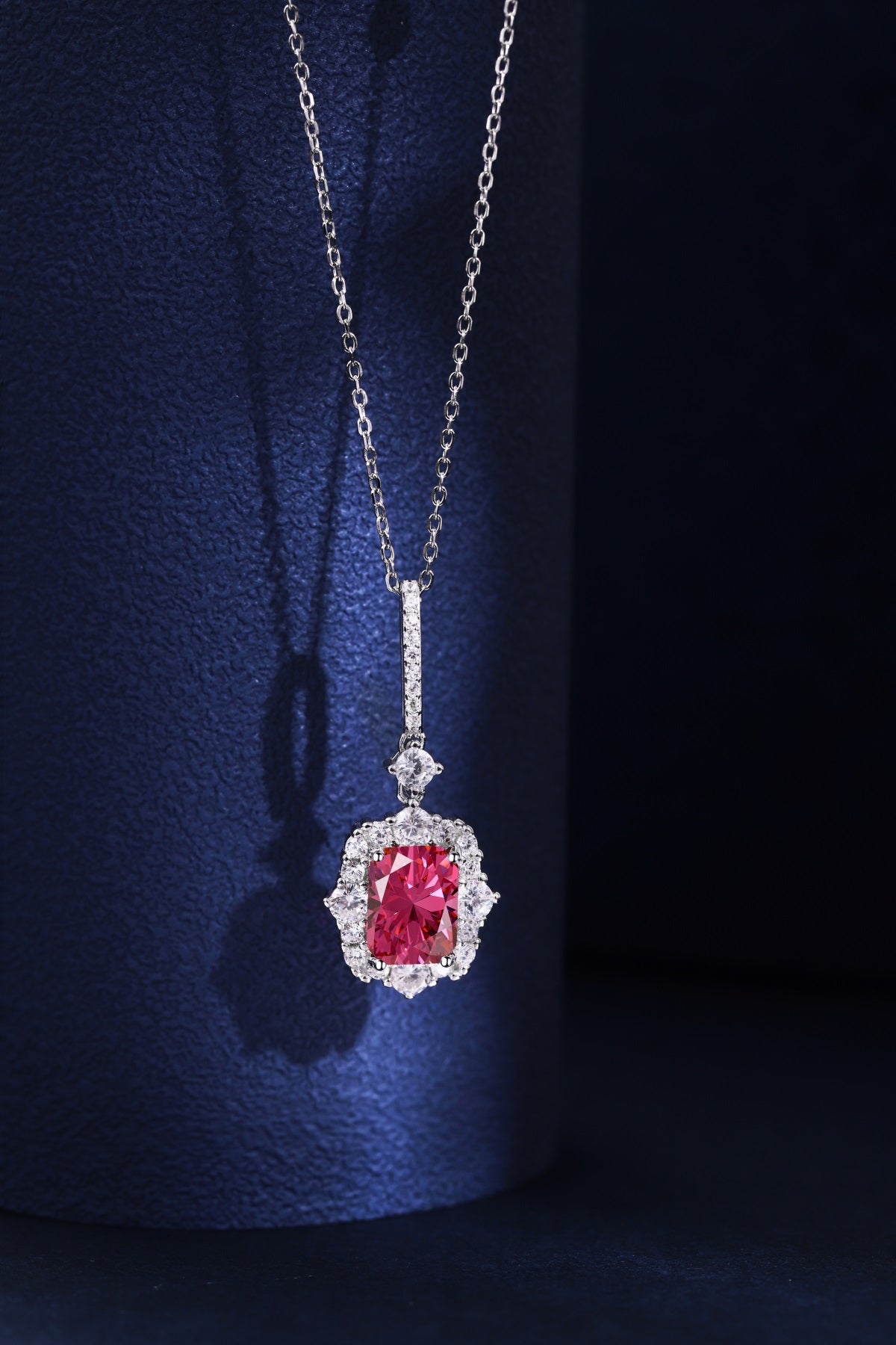 Collar de diamantes rojos