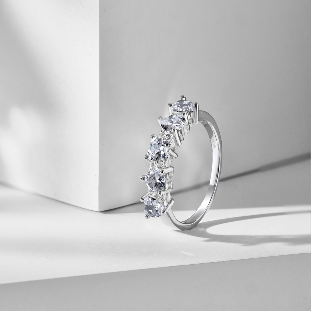 Anillo de diamantes con corazón blanco