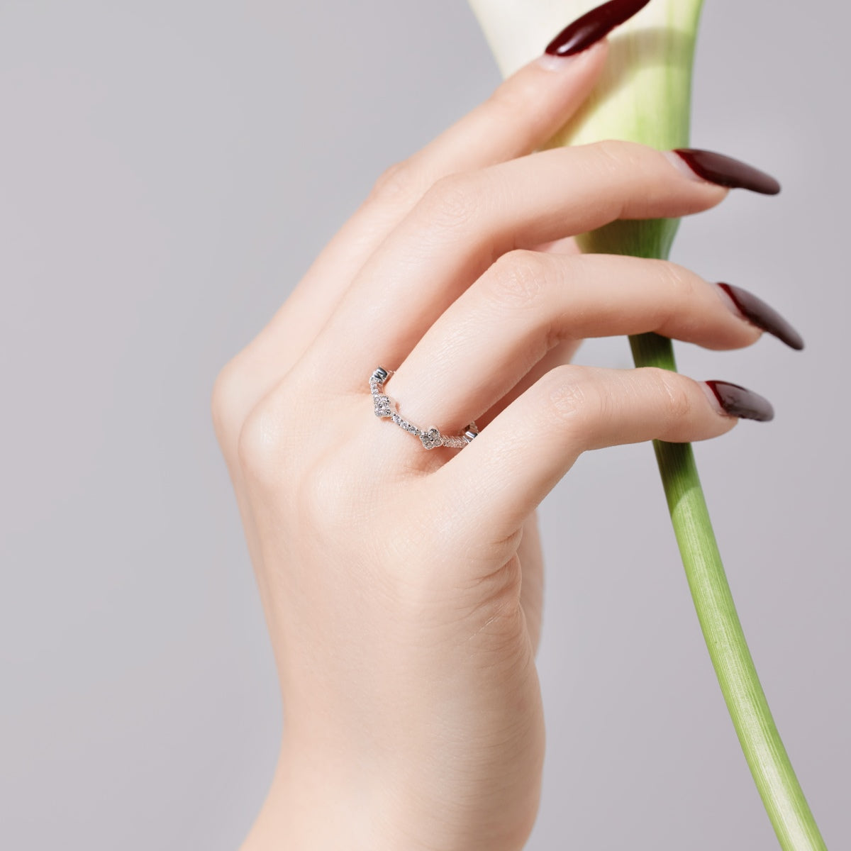 Anillo de diamantes con trébol blanco