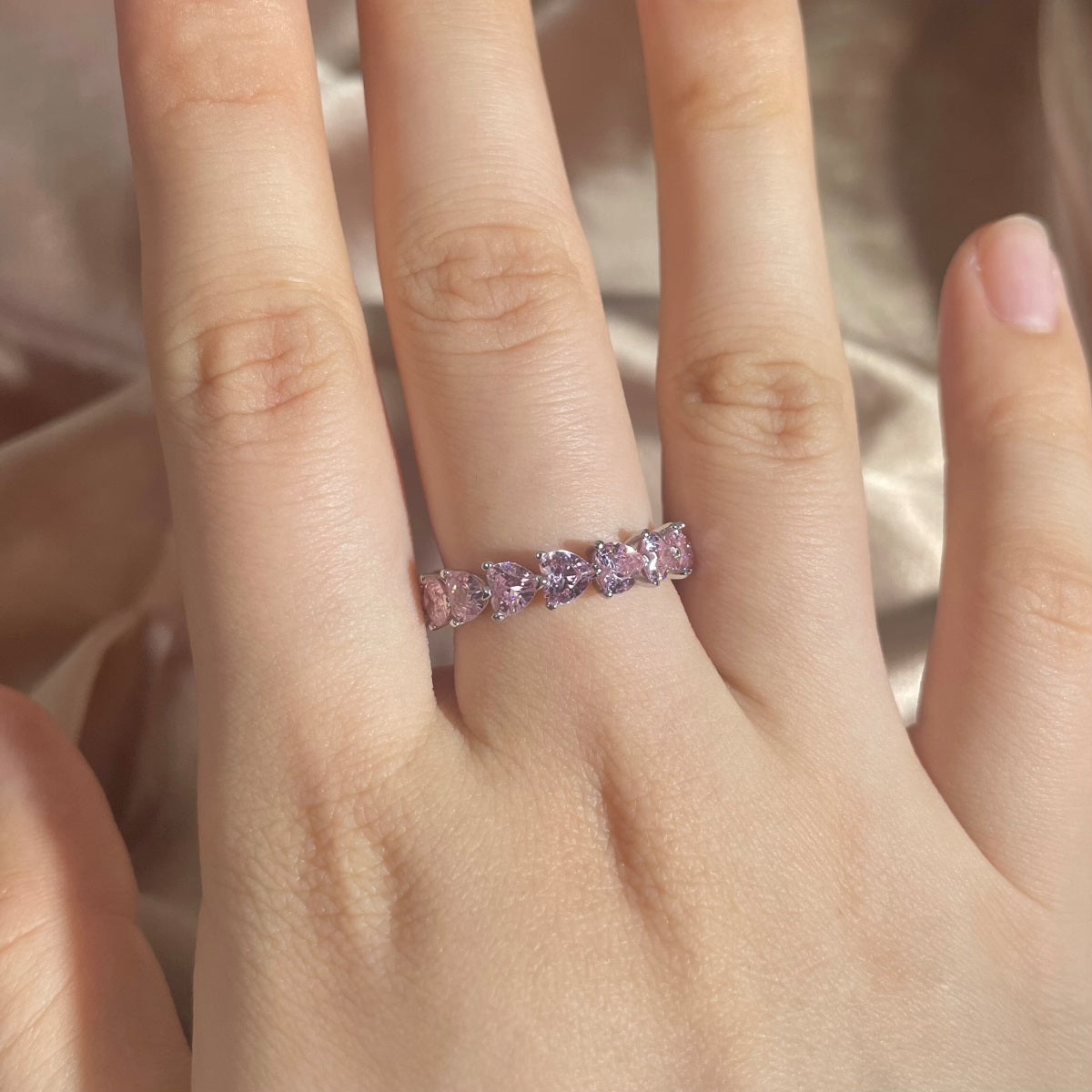 Anillo de diamantes con corazón rosa