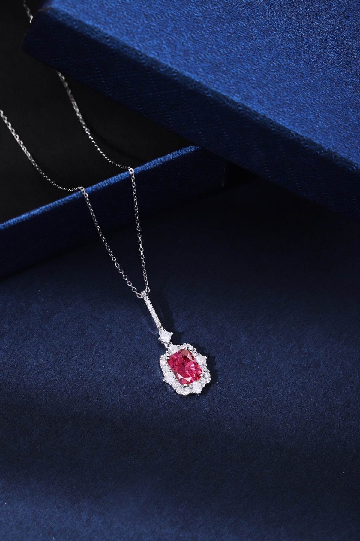 Collar de diamantes rojos