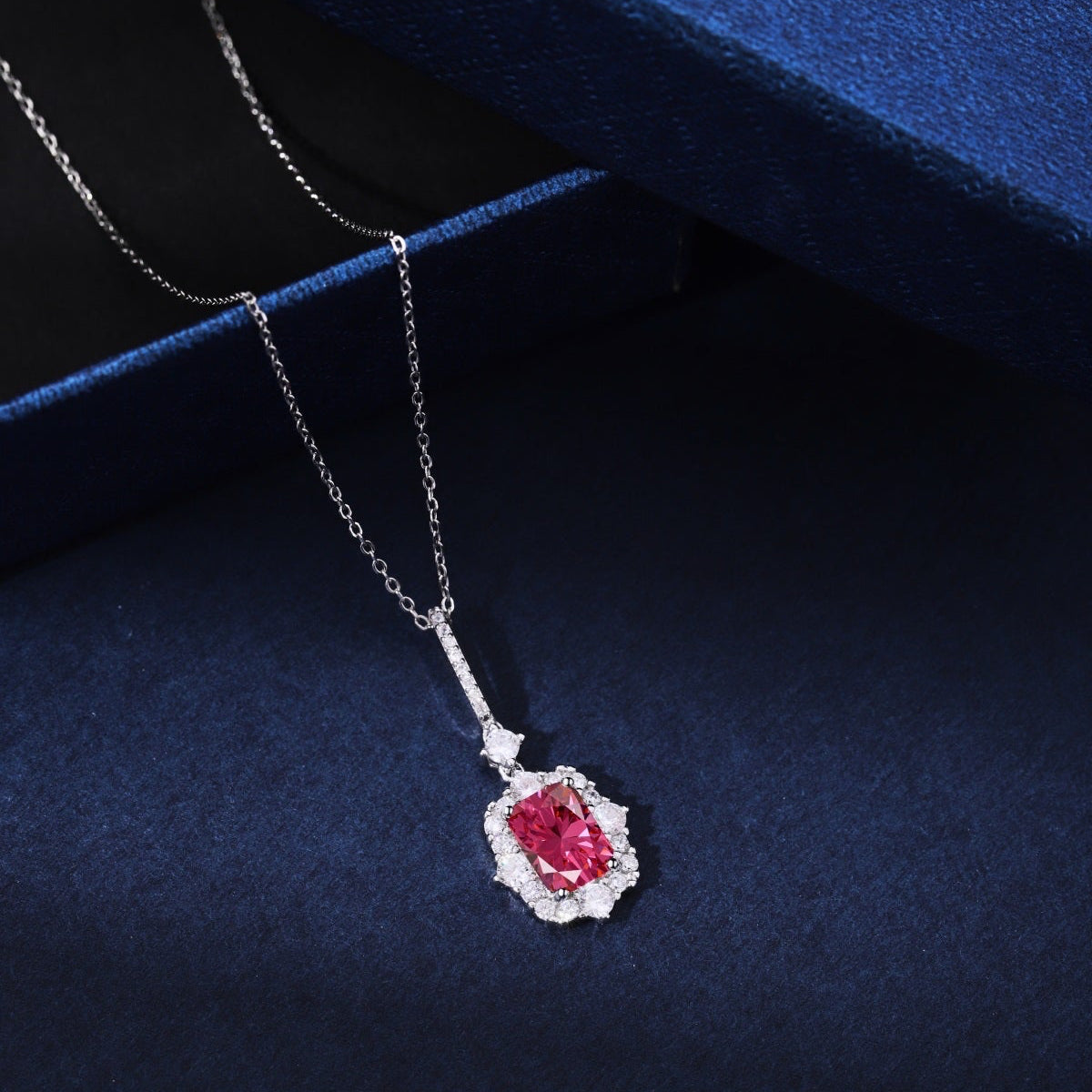 Collar de diamantes rojos