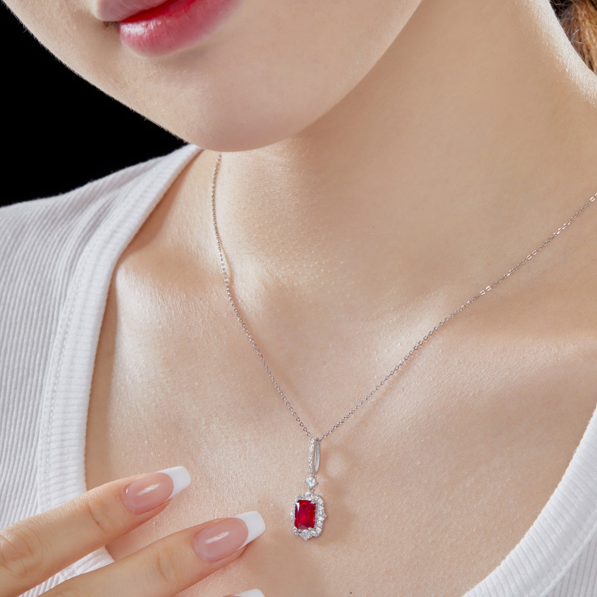 Collar de diamantes rojos